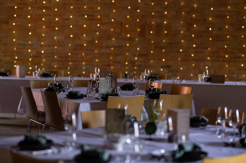 Der Rahaberghof in St. Florian am Inn bietet neben einem großen Saal für Hochzeiten auch die Möglichkeit für eine freie Trauung. Die Location ist wundervoll in der Natur eingebettet und hat viel Motive für schöne Hochzeitsbilder