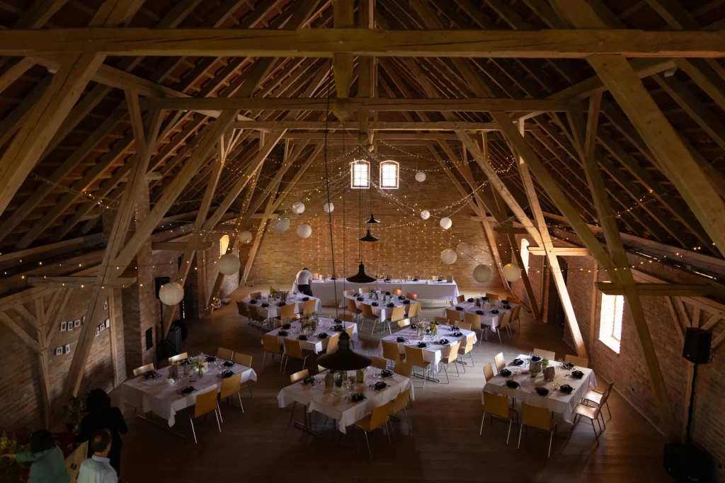 In diesen urigen und modernen Flair lassen sich ausgelassene Hochzeiten am besten feiern. Der Rahaberghof bietet neben einen großen Saal auch eine wundervolle Atmospähre