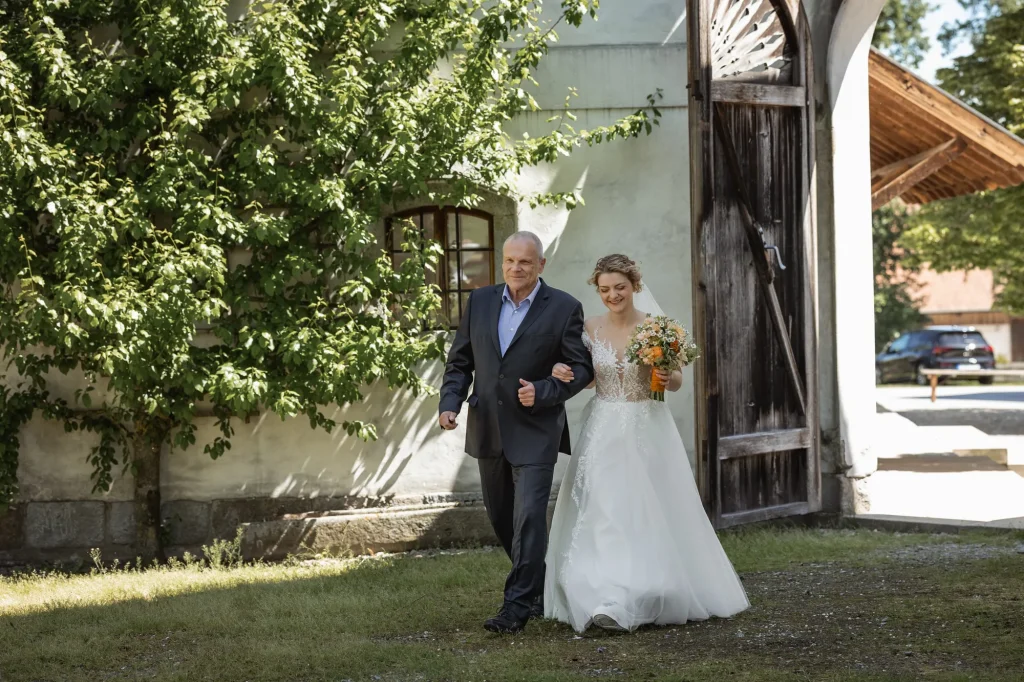 Heiraten im freien in der Natur ist wundervoll. Dieses Bild zeigt die überglückliche Braut mit ihrem Vater kurz vor dem großen Moment.