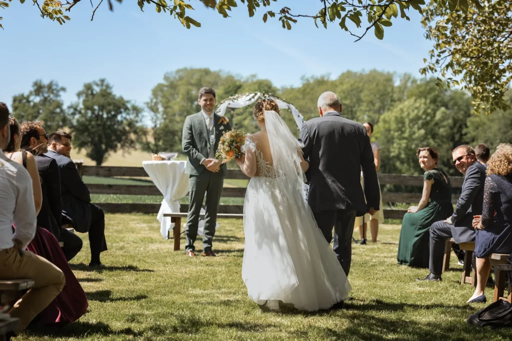 Dieser emotionale Moment für alle, wenn der Vater die Braut zum Bräutigam begleitet. Wunderschönes Bild von Daniela Schmid Fotografie.