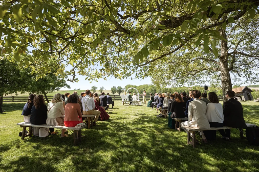 Wunderschöne Hochzeit im Freien am Rahaberghof in St. Florian am Inn. Hochzeitsfeier kann im freien stattfinden. Perfektes Wetter mit unvergesslichen Momenten, festgehalten von Daniela Schmid Fotografie.