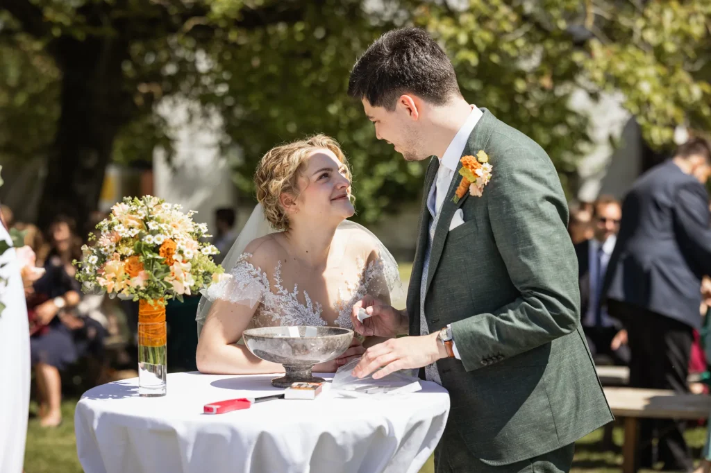 Heiraten am Rahaberghof in St. Florian am Inn bietet die Möglichkeit im freien die Trauung zu machen. Eine wunderschöne Location für glückliche Brautpaar. Hochzeitsreportage von Daniela Schmid Fotografie