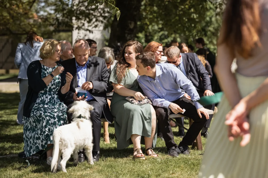 Sehr schönes Bild mit Blick aufs Detail von Daniela Schmid Fotografie bei Hochzeitszeremonie im freien am Rahaberghof in St. Florian am Inn