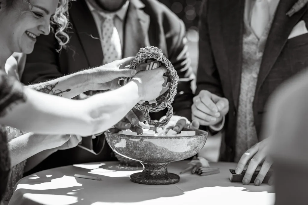 Alle Hochzeitsgäste konnten auf kleinen Zetteln deren Wünsche an das Brautpaar formulieren. Wunderschönes Detailbild- Hochzeitsfotografie von Daniel Schmid Fotografie aus Niederbayern, Schärding und Umgebung.