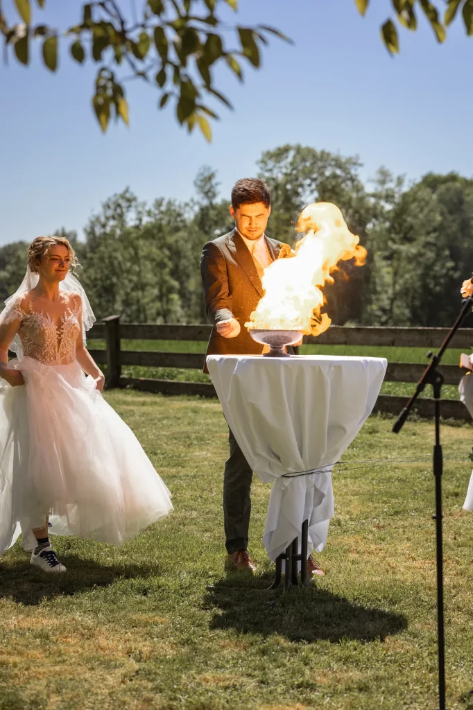 Es wurden Wünsche auf Zettel symbolisch mit einer actionreichen Showeinlage während der Hochzeitsfeier verbrannt. Hochzeitsreportage von Daniela Schmid Fotografie