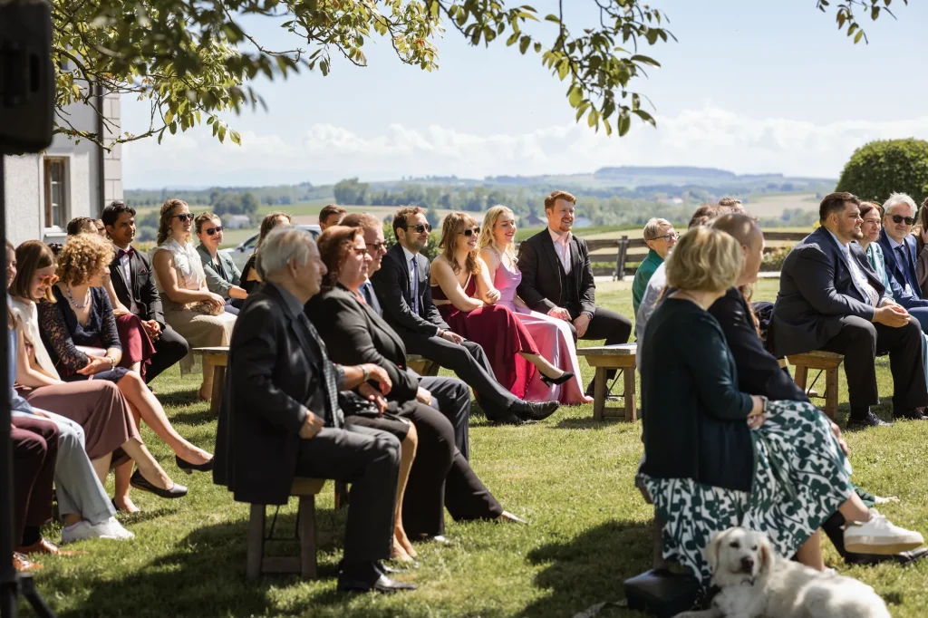 Liebevolles Bild von gespannten Hochzeitsgästen bei Hochzeitsfeier im freien am Rahaberghof im Bezirk Schärding