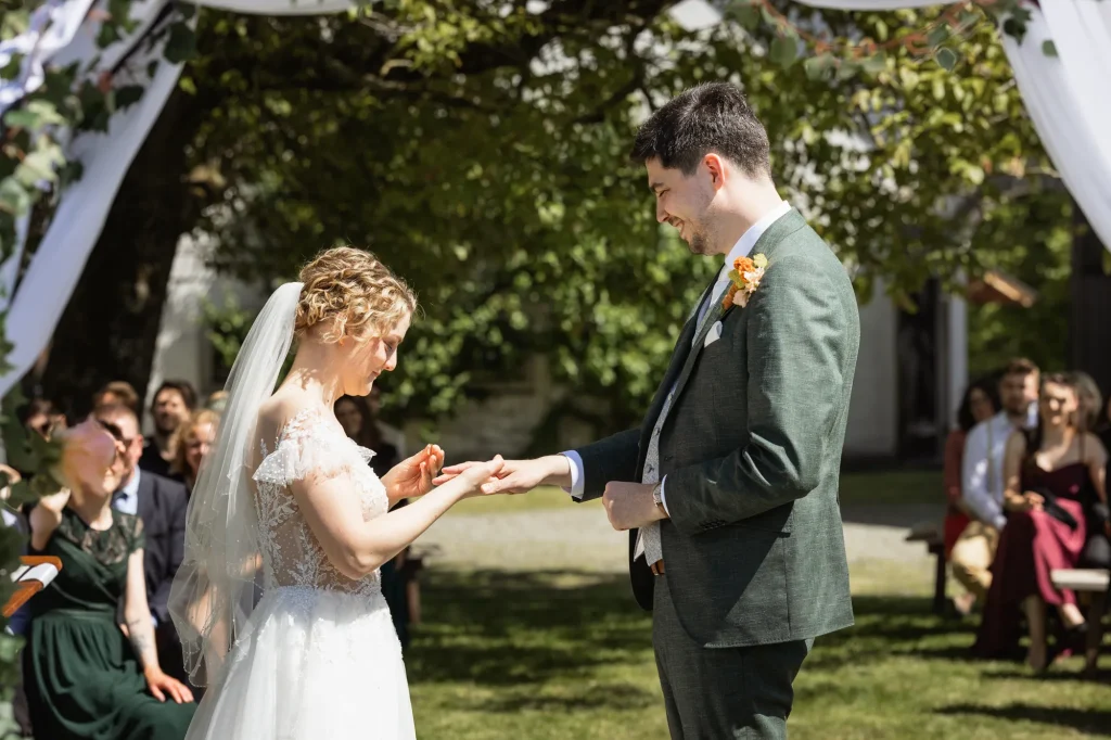 Dieses schöne Bild zeigt das Brautpaar beim Tausch der Ringe. Hochzeitsfotografie von Daniela Schmid Fotografie mit perfekten Szenen und Blick fürs Detail