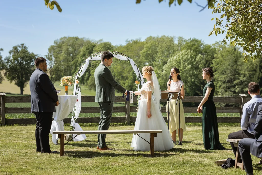 Dieses wunderschöne Bild zeigt das Brautpaar während Hochzeitszeremonie am Rahaberghof im Bezirk Schärding. Wundervolles Bild von Daniela Schmid Fotografie.