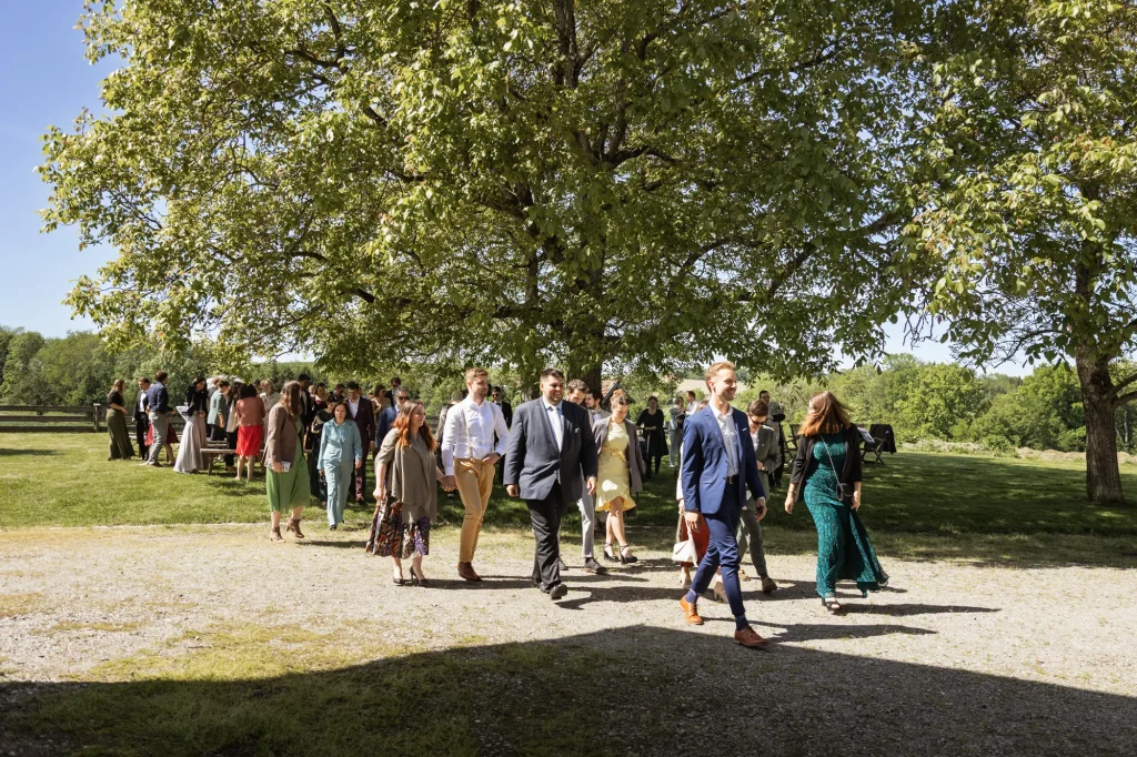 Zufriedene Gäste nach wundervollen Hochzeit von Teresa und Niklas am Rahaberghof im Bezirk Schärding. Hochzeitsreportage von Daniela Schmid Fotografie