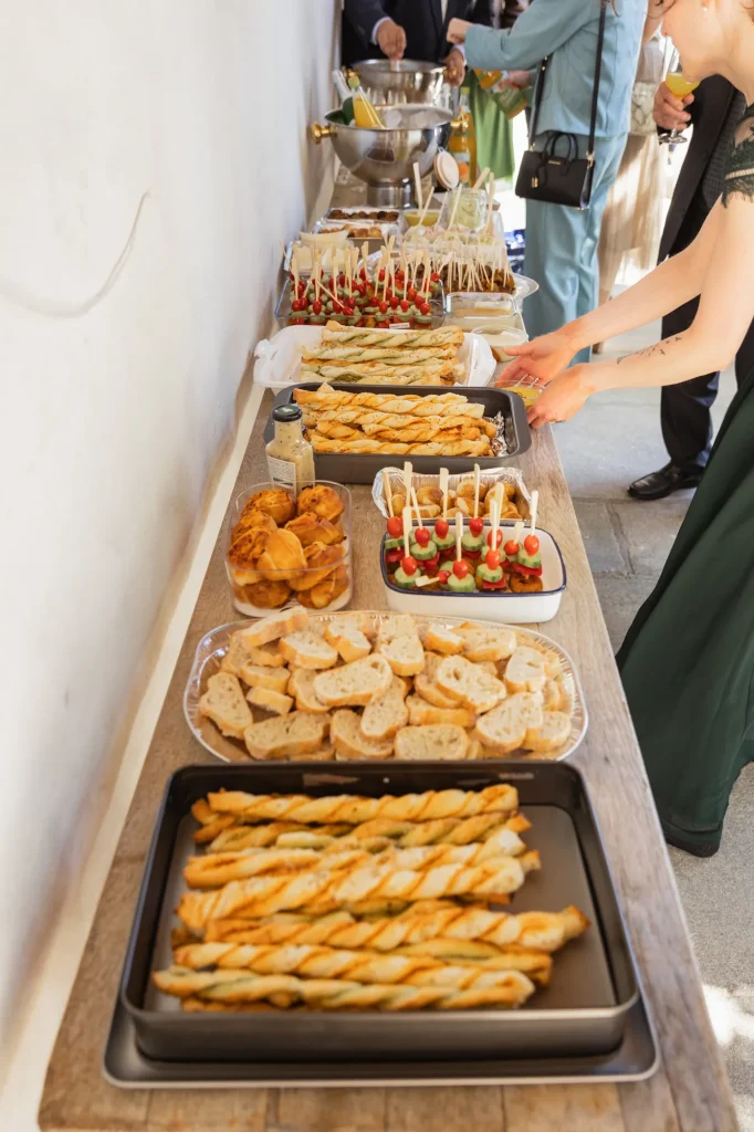 Wundervolle Hochzeit mit kulinarischen Leckerbissen am Sektempfang nach Hochzeit im freien am Rahaberghof. Hochzeitsreportage von Daniela Schmid Fotografie