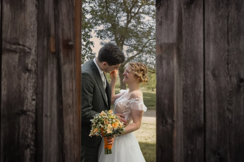 Dieses wundervolle Bild von Daniela Schmid Fotografie zeigt mit viel Herz und Blick fürs Detail bei professionellen Fotoshooting bei Hochzeit.