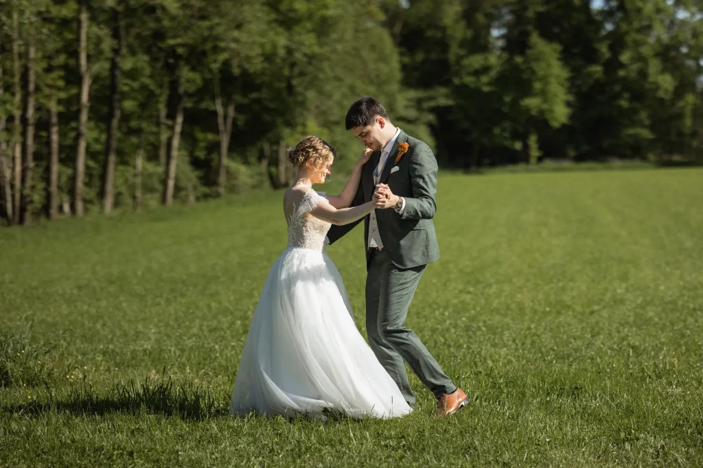 Wundervolles Bild von tanzenden Brautpaar bei Fotoshooting in der Natur. Der Rahaberghof bietet eine wundervolle Hochzeitslocation mit viel Natur.