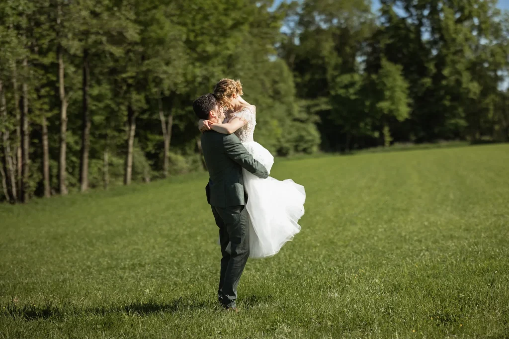 Der Rahaberghof im Bezirk Schärding bietet eine wundervolle Umgebung für wunderschöne Hochzeitsbilder in der lebendigen Natur.