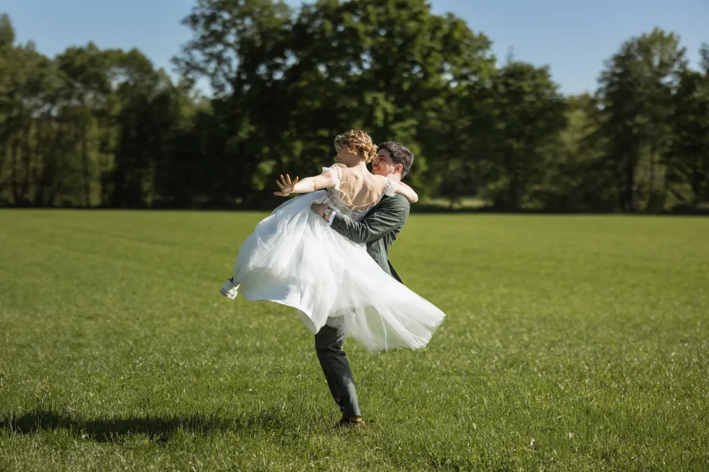 Brautpaar ist überglücklich und Tanz in der prächtigen Natur. Professionelle Hochzeitsreportage von Daniela Schmid Fotografie
