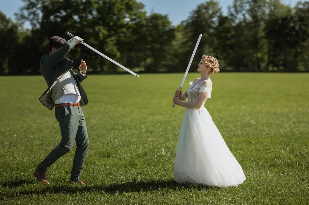Letzte Vorbereitungen für das Highlight des Abends auf der Hochzeit von Teresa und Niklas. Star-Wars Lichtschwertkampf bei Hochzeit am Rahaberghof in St. Florian am Inn, Bezirk Schärding