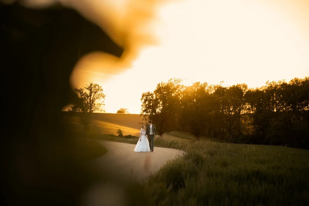 Dieses wunderschöne Bild von Brautpaar bei goldigen Sonnenuntergang entstand am Rahberghof. Eine perfekte Location für Hochzeiten und Bilder. Daniela Schmid Fotografie Hochzeitsfotografin aus Niederbayern, Schärding und Umgebung.