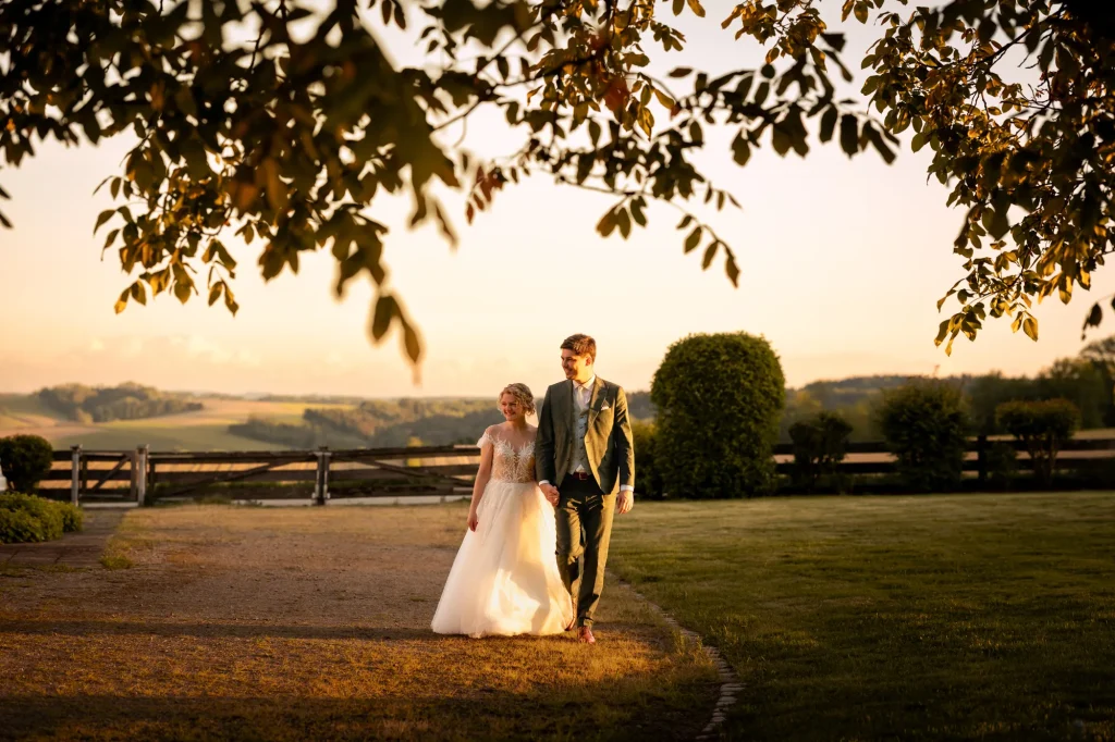 Diese Aufnahme zeigt die wundervolle Hochzeit von Teresa und Niklas bei traumhaften Sonnenuntergangsfotoshooting von Daniela Schmid Fotografie am Rahaberghof. Professionelle Hochzeitsfotografie aus dem Bezirk Schärding, Passau und Niederbayern.