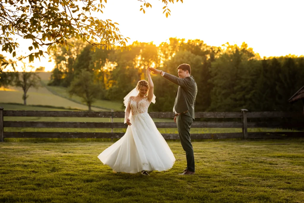 Am Rahaberghof im Bezirk Schärding können Traumhochzeiten gefeiert werden. Von Trauung über Feier bis hin zum Fotoshooting ist dort alles möglich. Wunderschönes Bild von tanzenden Brautpaar.