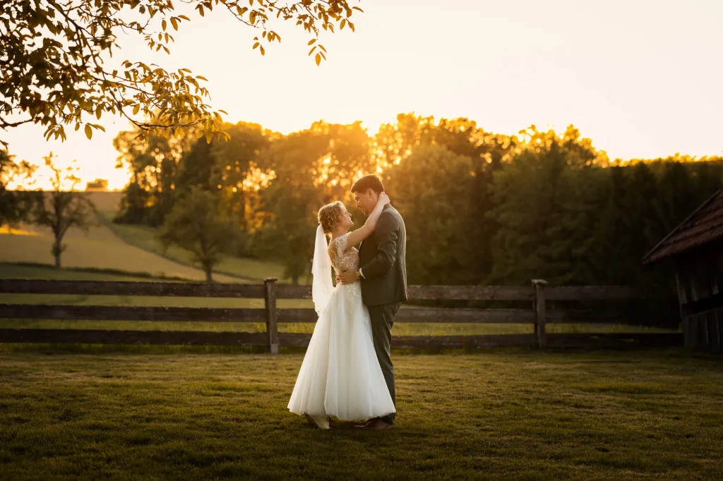Dieses traumhafte Bild zum Sonnenuntergang von Daniela Schmid Fotografie, zeigt ein glückliches Brautpaar bei Fotoshooting. Echte ungestellte Momente perfekt in emotionalen Bildern festgehalten.