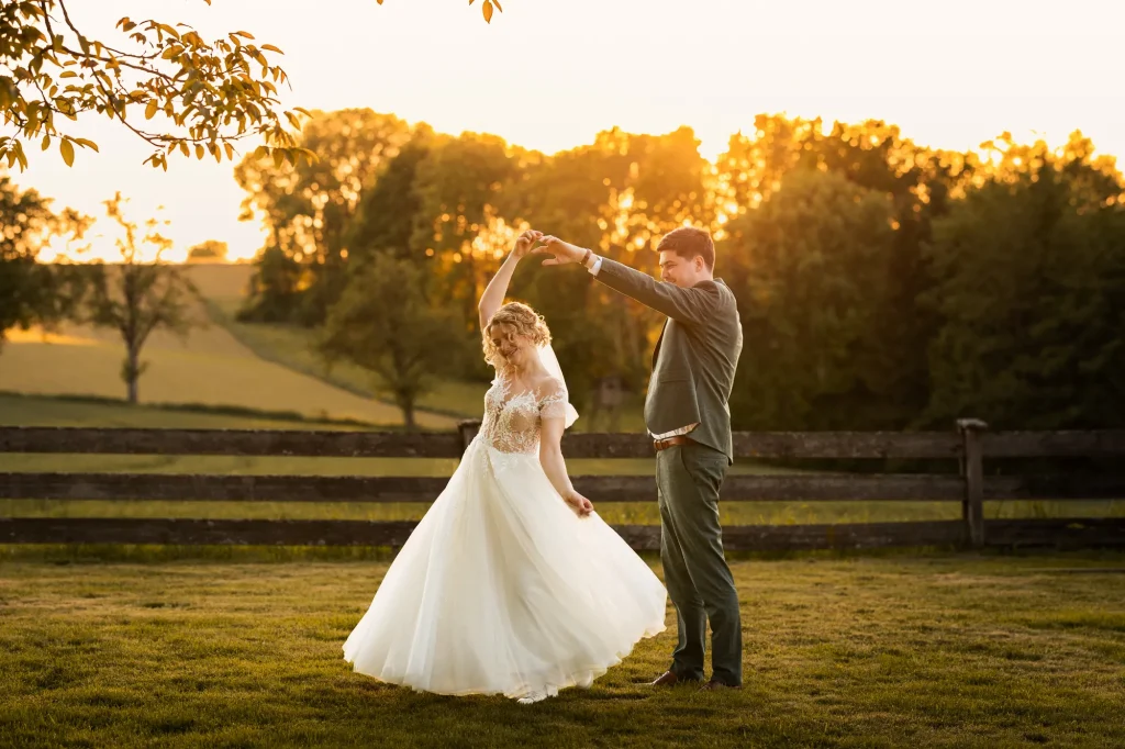 Der Rahaberghof in St. Florian am Inn, bietet eine wunderbare Hochzeitslocation. Die gesamte Feier sowie auch das Hochzeitsfotoshooting können dort problemlos gemacht werden. Wunderschöne Aufnahme von Daniela Schmid Fotografie