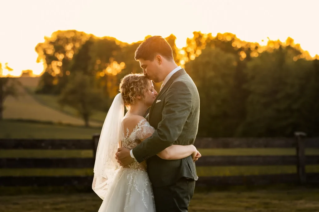 Ein absolut traumhaftes Foto vom Hochzeitspaar bei goldenen Sonnenuntergang am Rahaberghof im Bezirk Schärding. Eine wundervolle Hochzeitslocation perfekt für Bilder direkt vor Ort geeignet.
