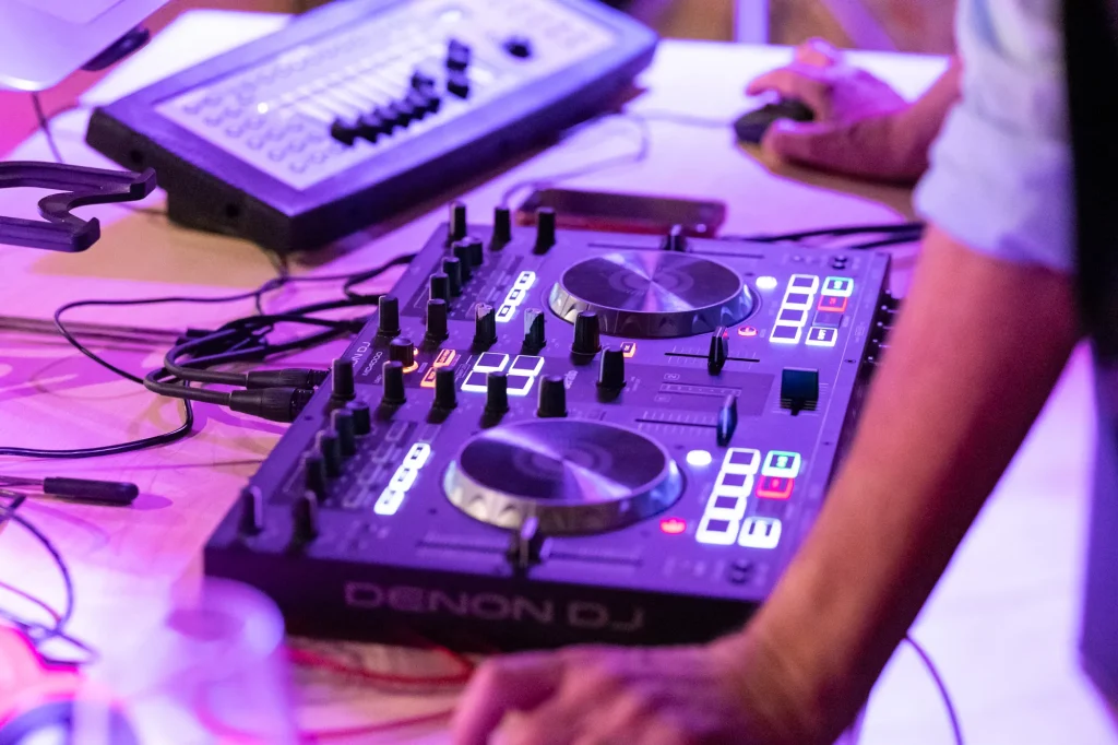 Hochzeitsparty am Rahaberghof 3 in St. Florian am Inn. Eine wundervolle Hochzeitslocation für eine perfekte Party. Hochzeitsfotografie Daniela Schmid Fotografie