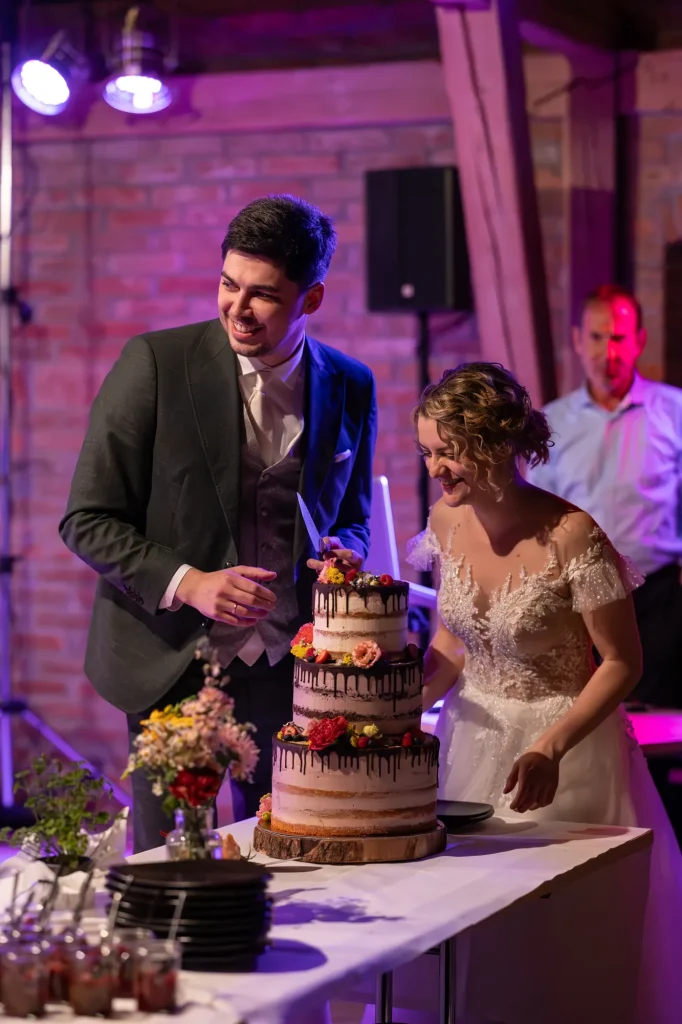 Der Rahaberghof in St. Florian am Inn bietet eine wunderbarer Location für ausgelassene Hochzeitsfeieren. Professionelle Bilder von Daniela Schmid Fotografie