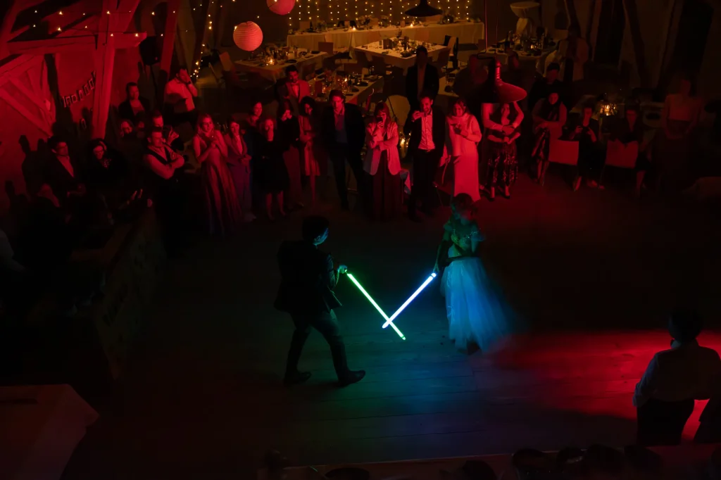 Hochzeitstanzaufführung mit actionreicher Lichtschwerteinlage, bei Hochzeitsfeier am Rahaberghof in St. Florian am Inn. Hochzeitsfotografie mit Daniela Schmid Fotografie
