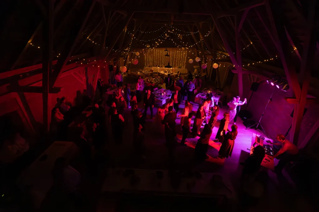 Bei der Hochzeitsfeier am Rahaberghof im Bezirk Schärding können die Gäste ausgelassen feiern. Fotografische Begleitung durch Daniela Schmid Fotografie