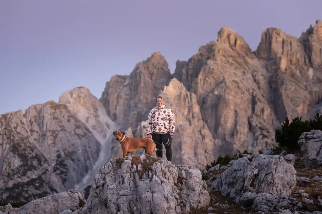 Fotowanderung mit Hund in den Bergen bei den Drei Zinnen