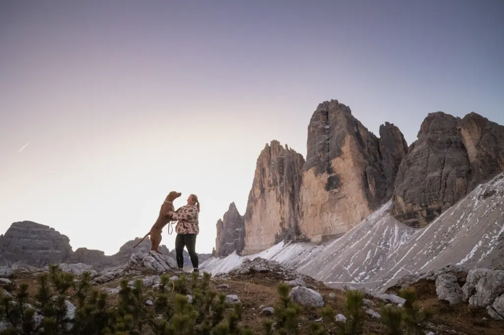 Fotowanderung mit Hund in den Bergen bei den Drei Zinnen