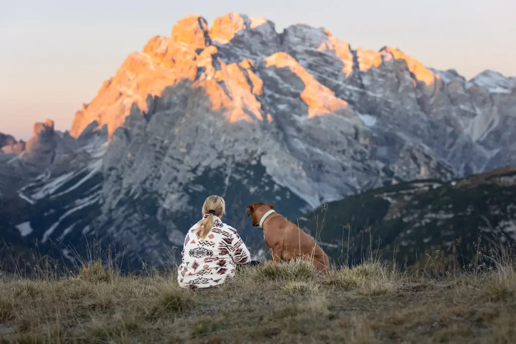 Fotowanderung mit Hund in den Bergen bei den Drei Zinnen