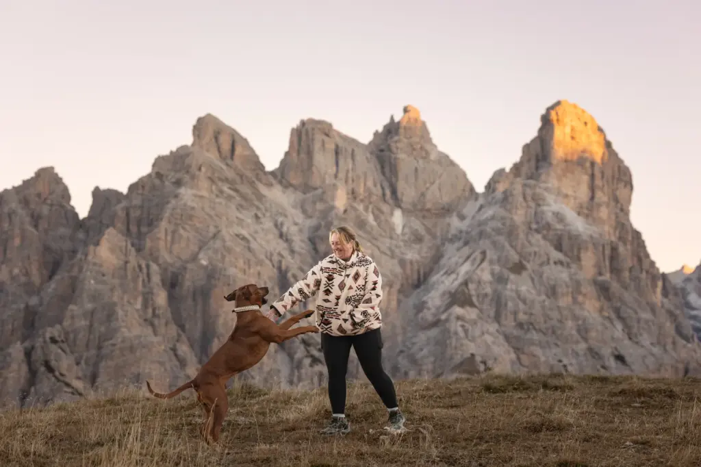 Fotowanderung mit Hund in den Bergen bei den Drei Zinnen