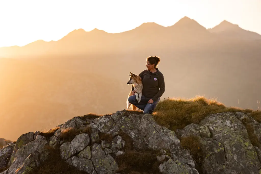 Fotoshooting mit Mensch und Hund in den Bergen zum Sonnenuntergang mit Daniela Schmid Fotografie, Schweizer Berge
