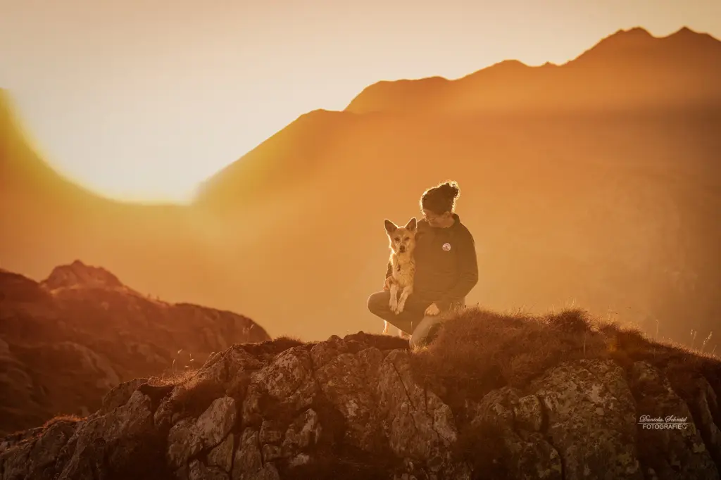 Fotoshooting zum Sonnenaufgang in den Bergen. Urlaub mit Fotoshooting in der Schweiz.