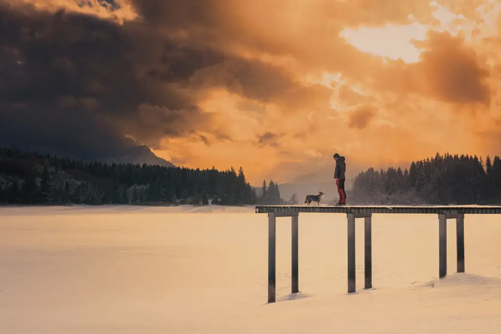 Fotoshooting im Winter mit Hund und Mensch im Allgäu