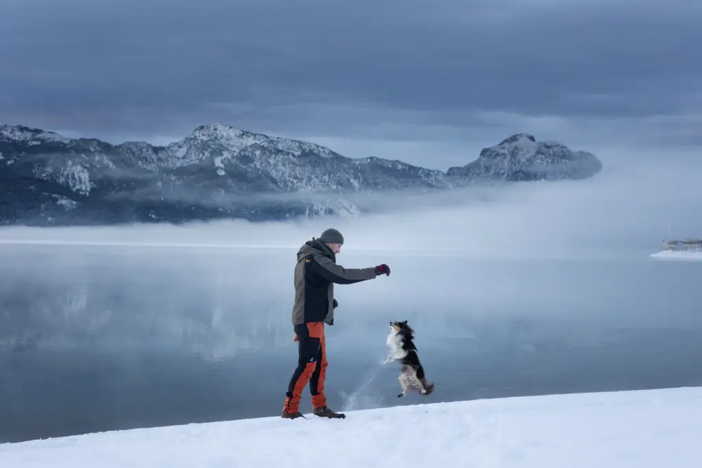 Winterfotoshooting mit Mensch und Hund im Allgäu am Forggensee