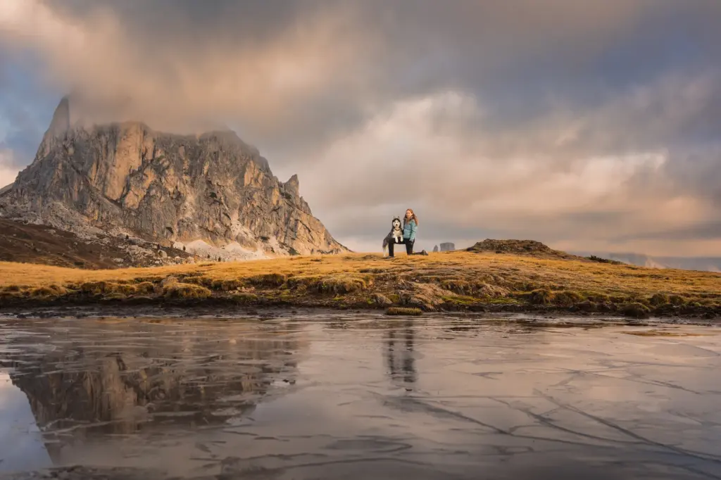 Wunderschönes Bild von Frau mit ihren Husky bei weichen goldigen Licht im Herbst in den Dolomiten, Fotoshooting